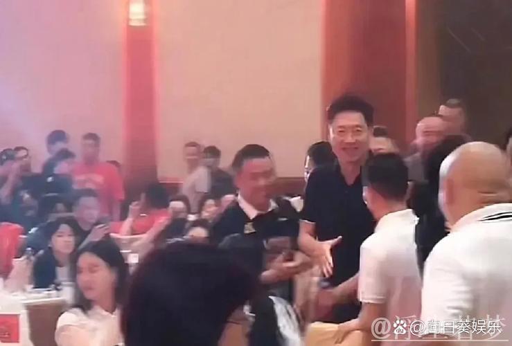 广厦总冠军颁奖仪式温馨时刻：李春江受邀出席获热烈欢迎